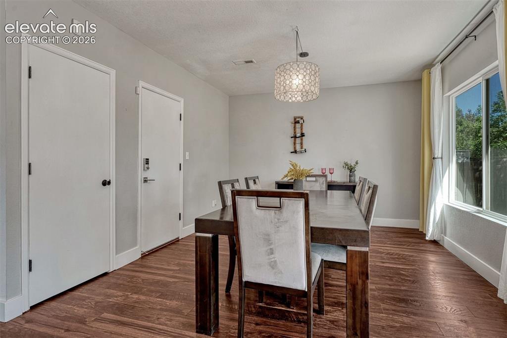 Image 5 of 31: Dining Area
