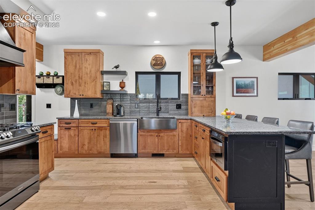 Image 14 of 50: Kitchen