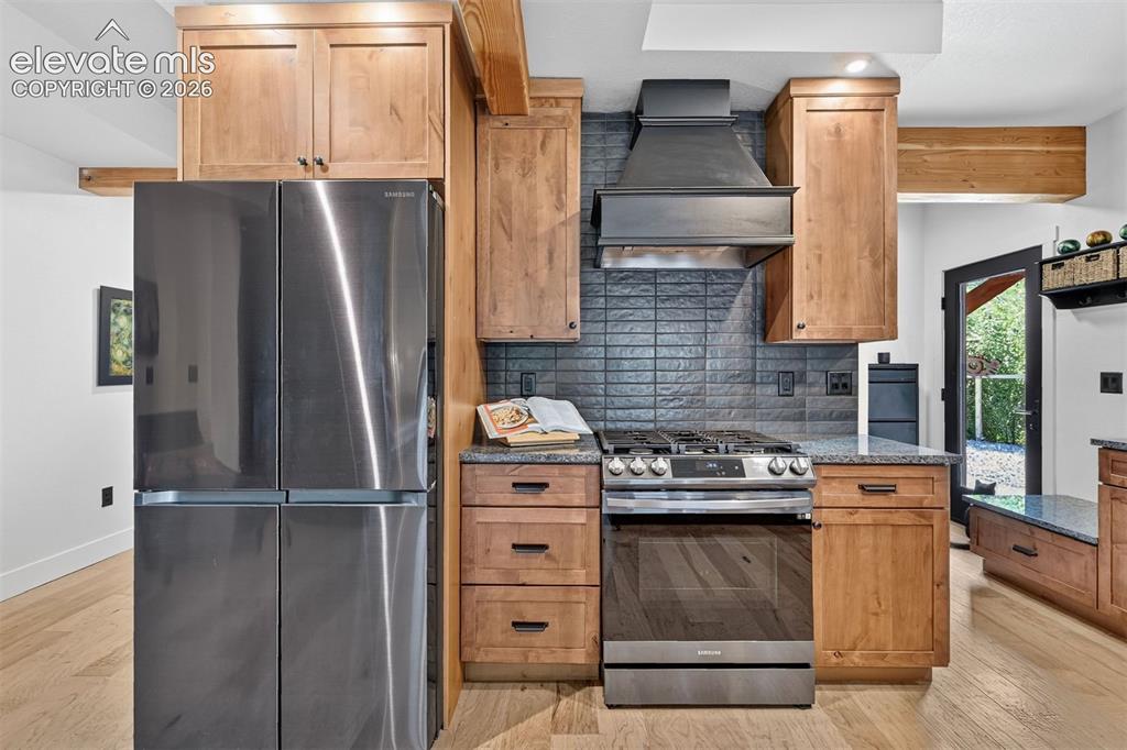Image 16 of 50: Kitchen