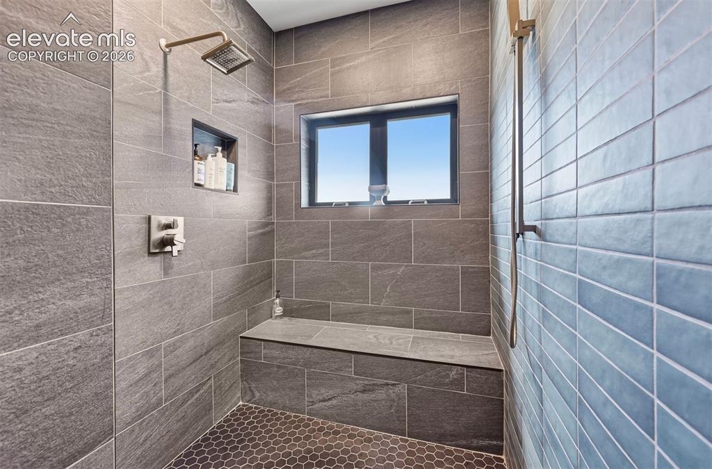 Image 5 of 50: Bathroom