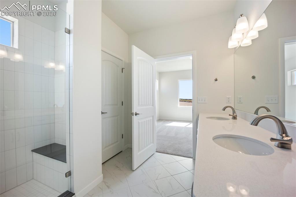 Image 25 of 37: Bathroom