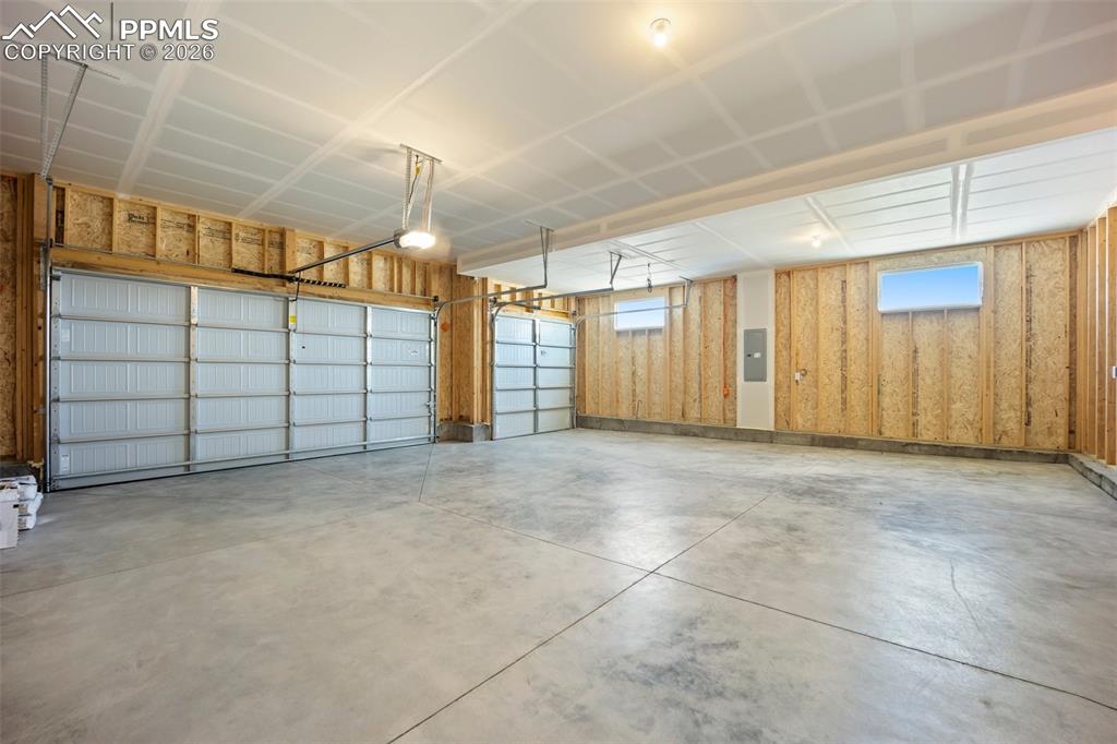 Image 26 of 37: Garage