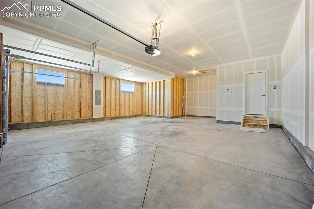 Image 27 of 37: Garage