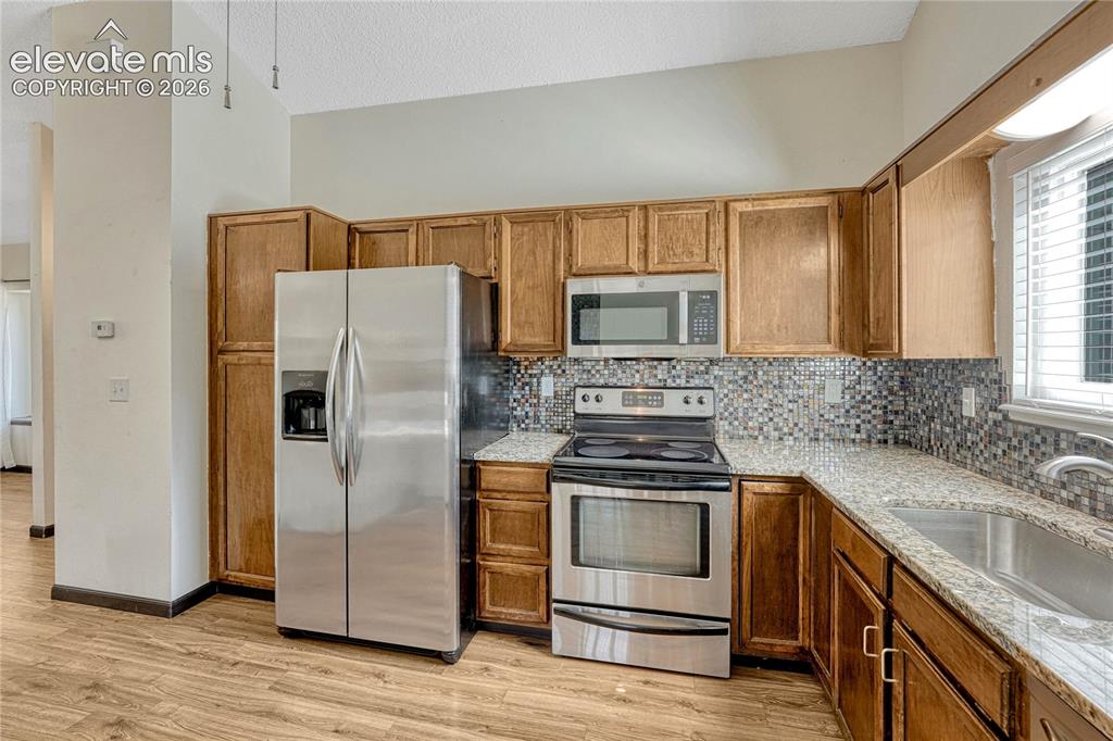 Image 12 of 40: Kitchen