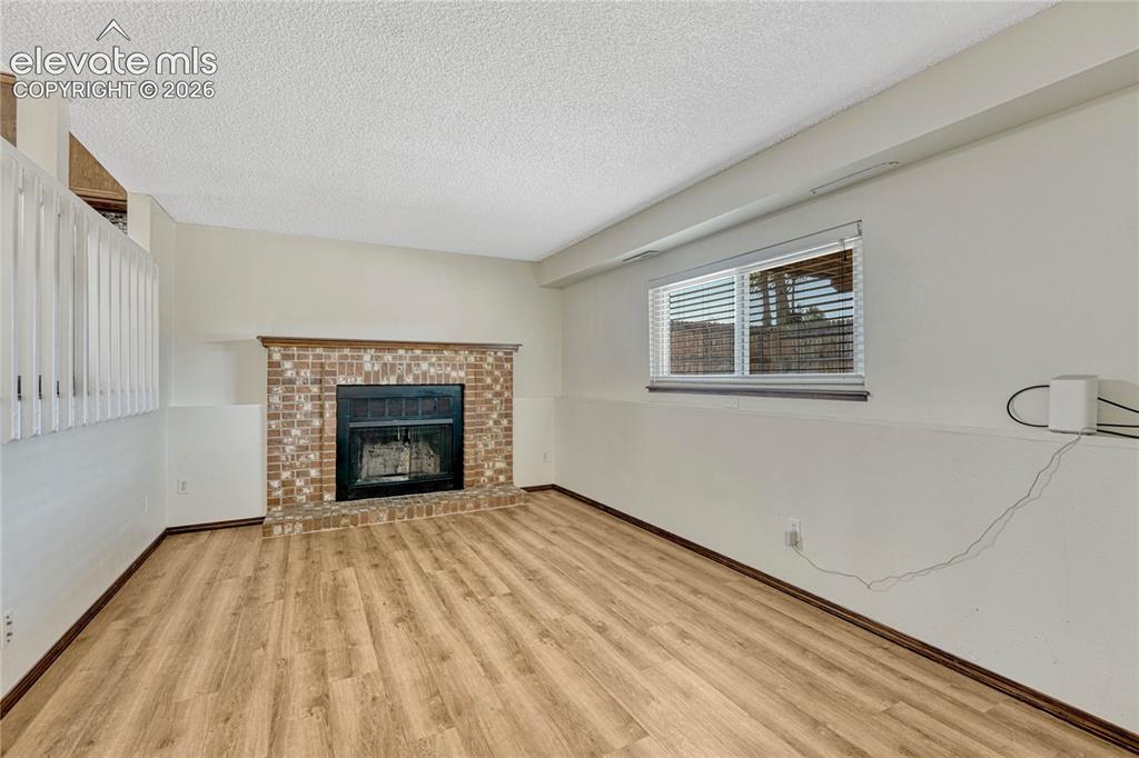 Image 14 of 40: Living Room