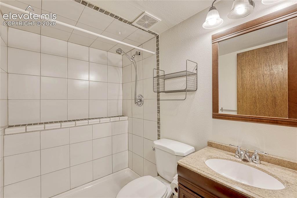 Image 18 of 40: Bathroom