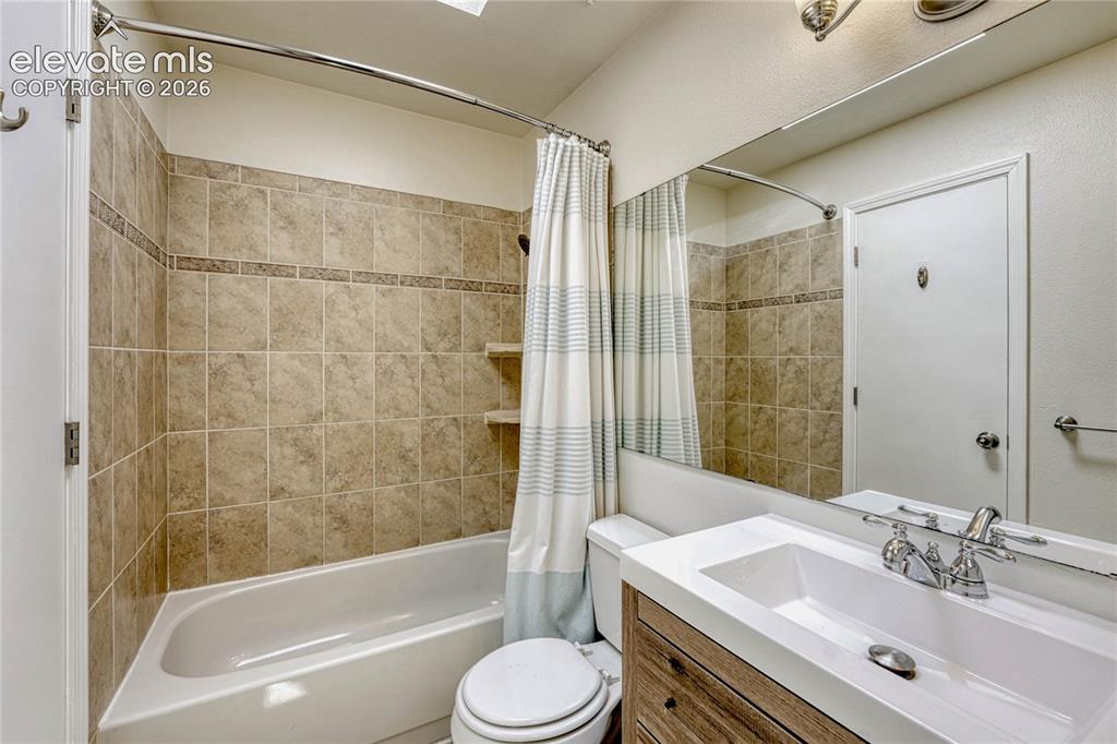 Image 26 of 40: Bathroom