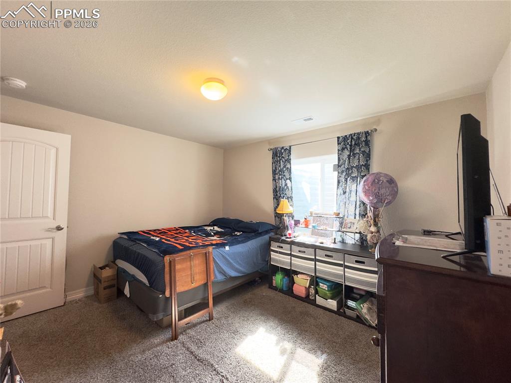 Image 14 of 20: Bedroom