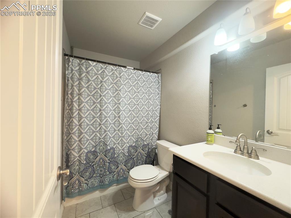Image 15 of 20: Bathroom