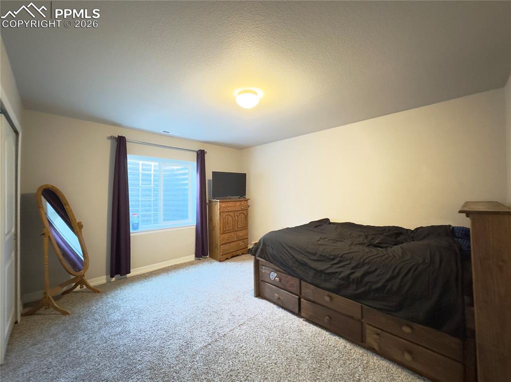 Image 16 of 20: Bedroom