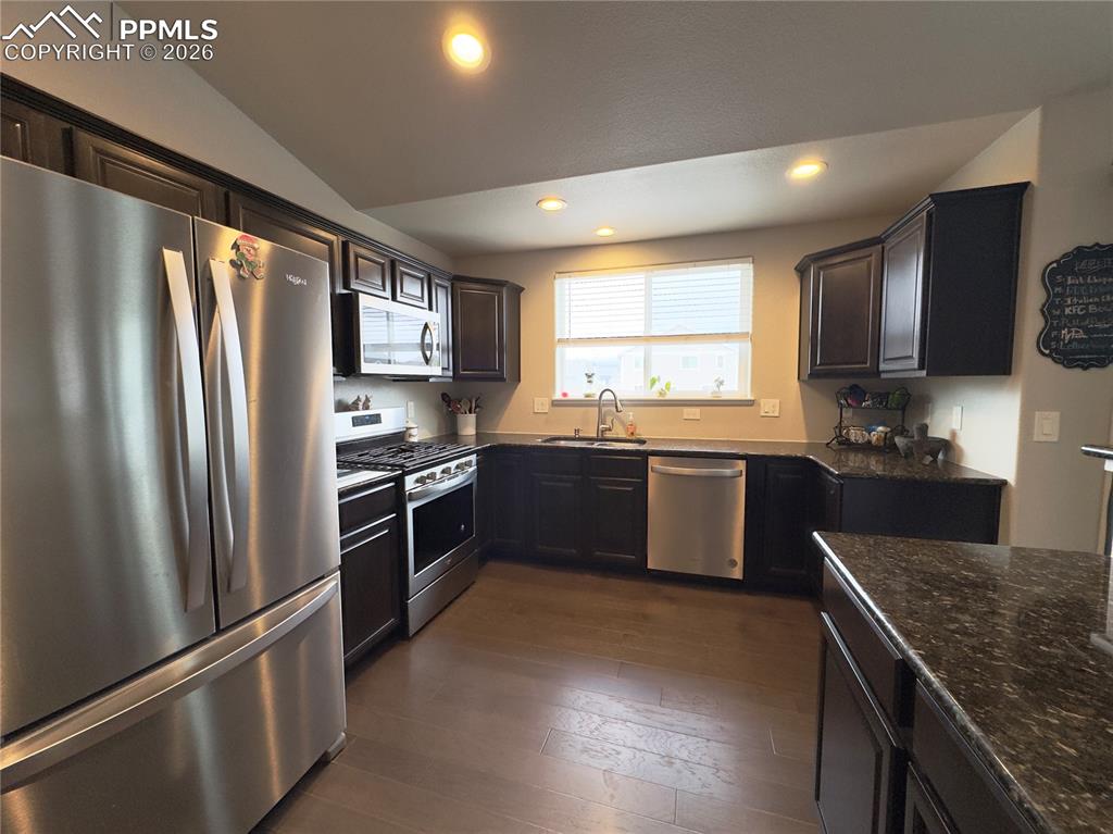 Image 4 of 20: Kitchen