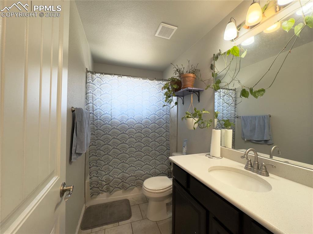 Image 7 of 20: Bathroom