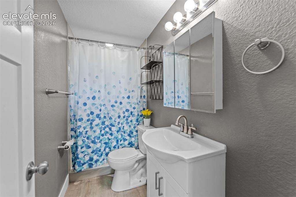 Image 16 of 24: Bathroom