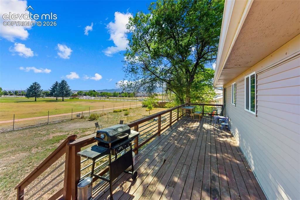 Image 19 of 24: Deck