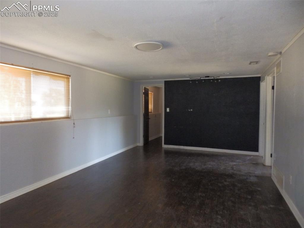 Image 13 of 20: Family Room