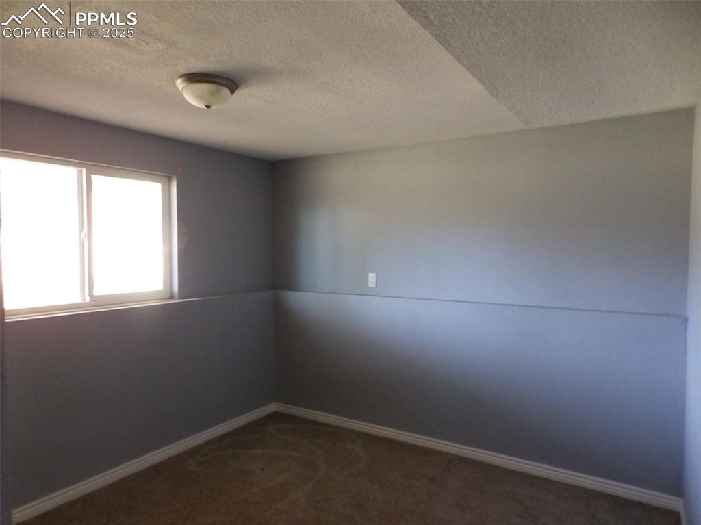 Image 14 of 20: Bedroom