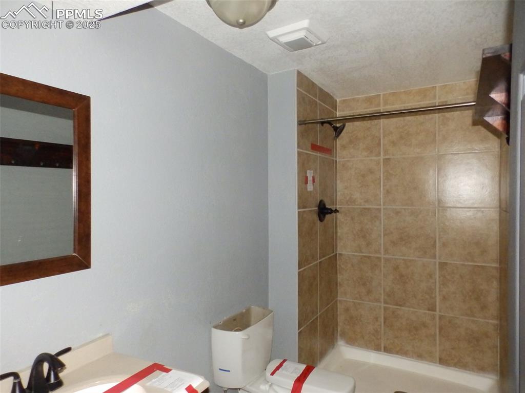 Image 15 of 20: Bathroom