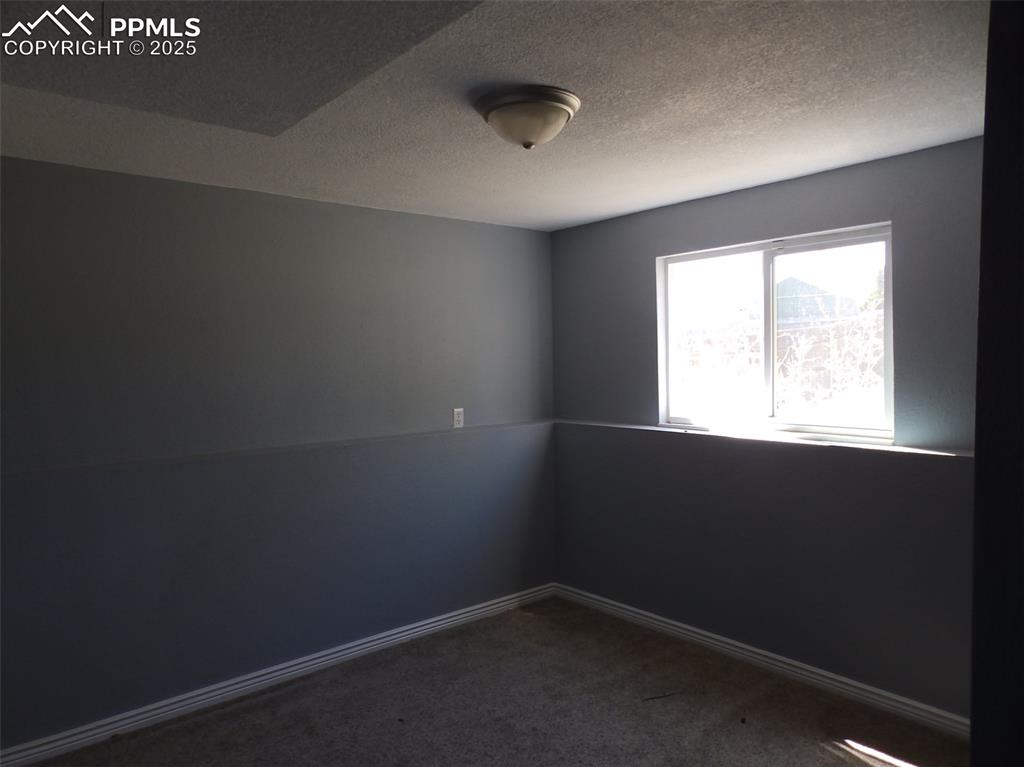 Image 17 of 20: Bedroom