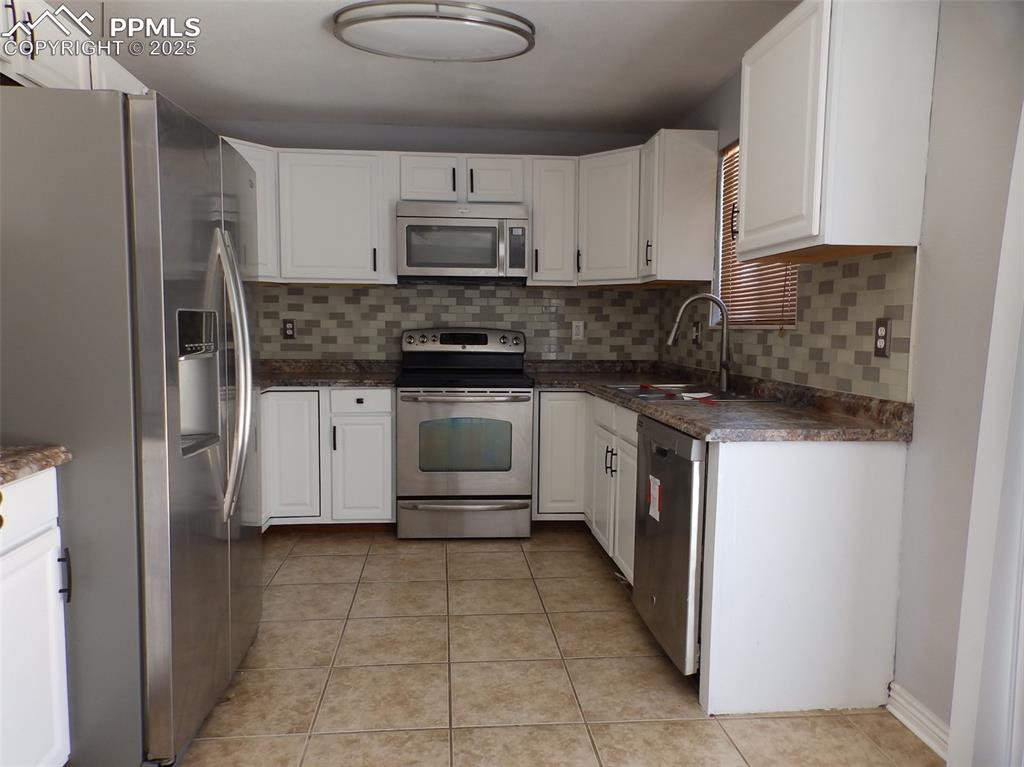 Image 3 of 20: Kitchen