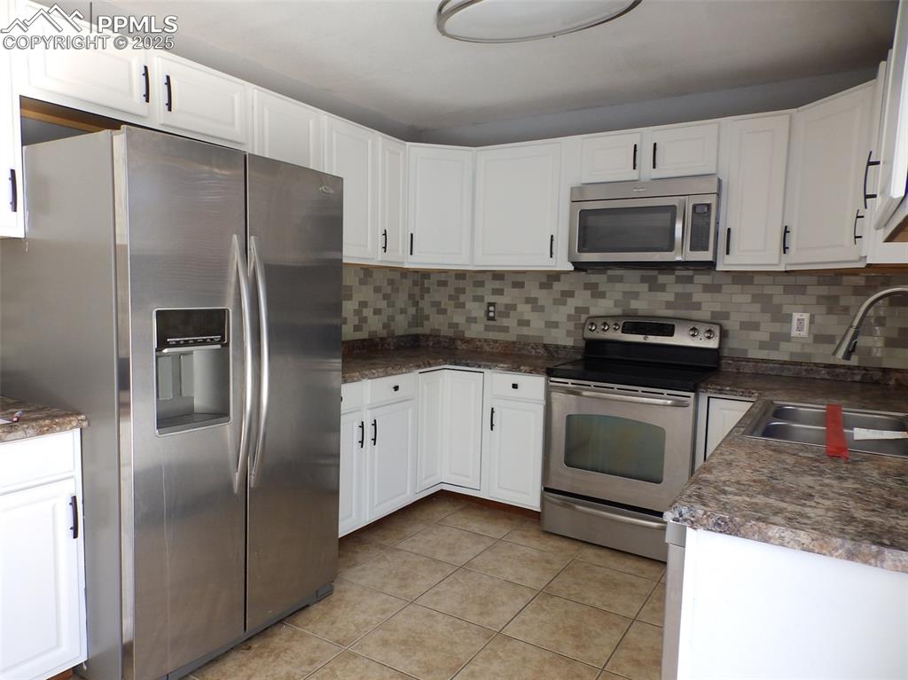 Image 4 of 20: Kitchen