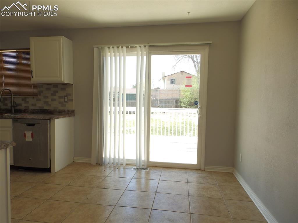 Image 5 of 20: Dining Area