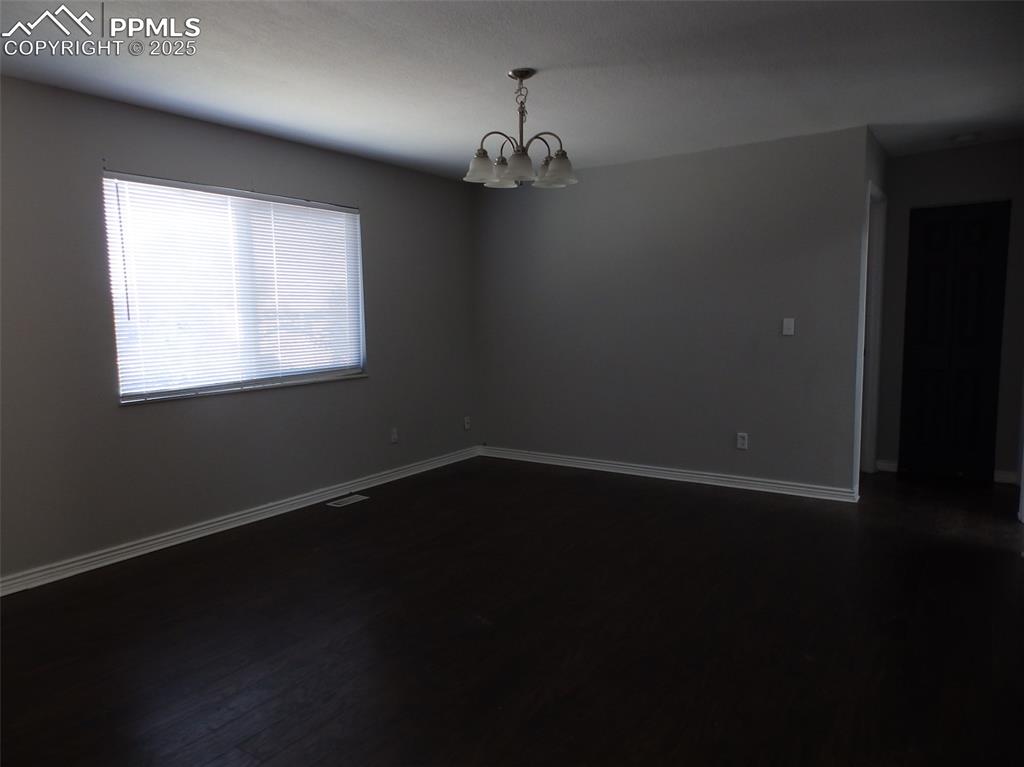 Image 6 of 20: Living Room