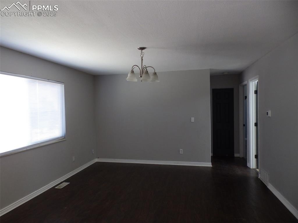 Image 7 of 20: Living Room