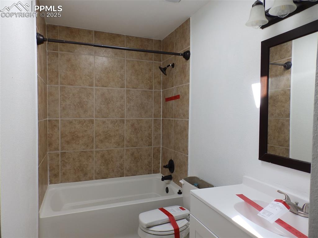 Image 8 of 20: Bathroom
