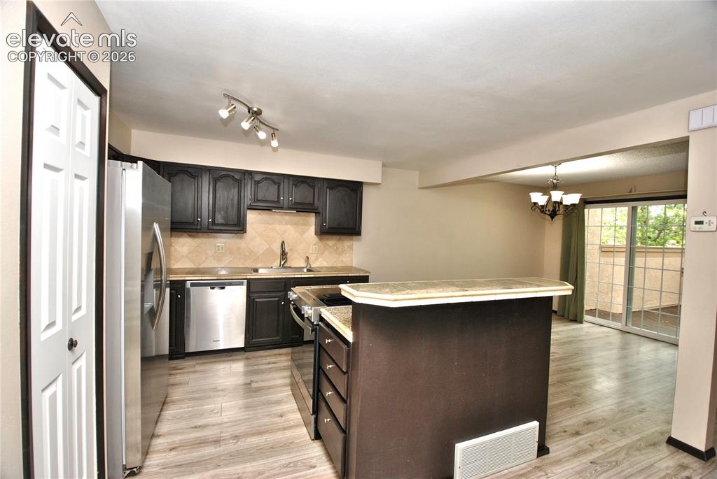 Image 10 of 27: Kitchen