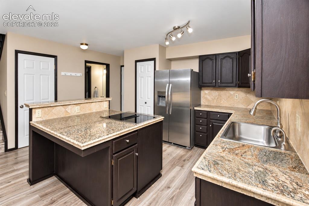 Image 11 of 31: Kitchen