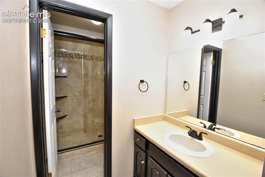 Image 14 of 27: Bathroom
