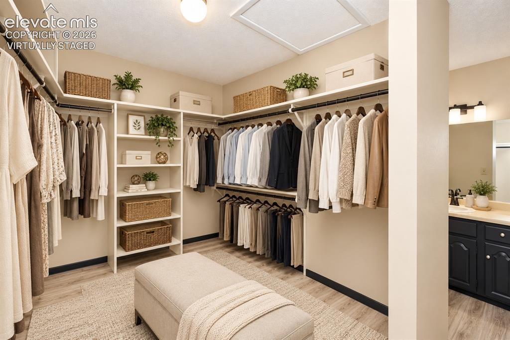 Image 17 of 31: Closet
