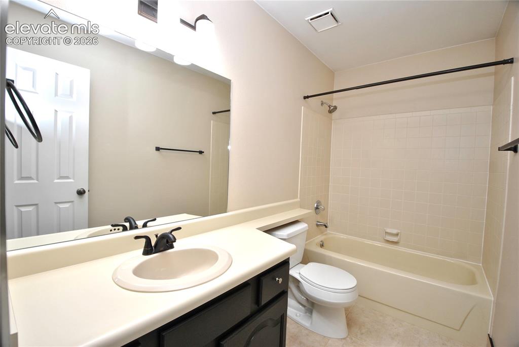 Image 19 of 27: Bedroom