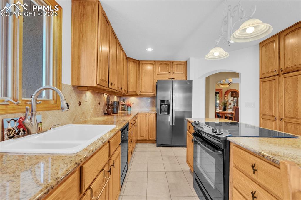 Image 12 of 50: Kitchen