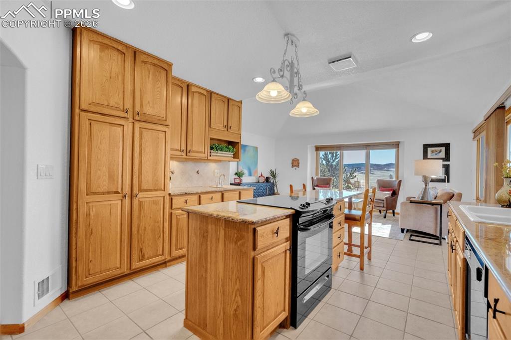 Image 13 of 50: Kitchen