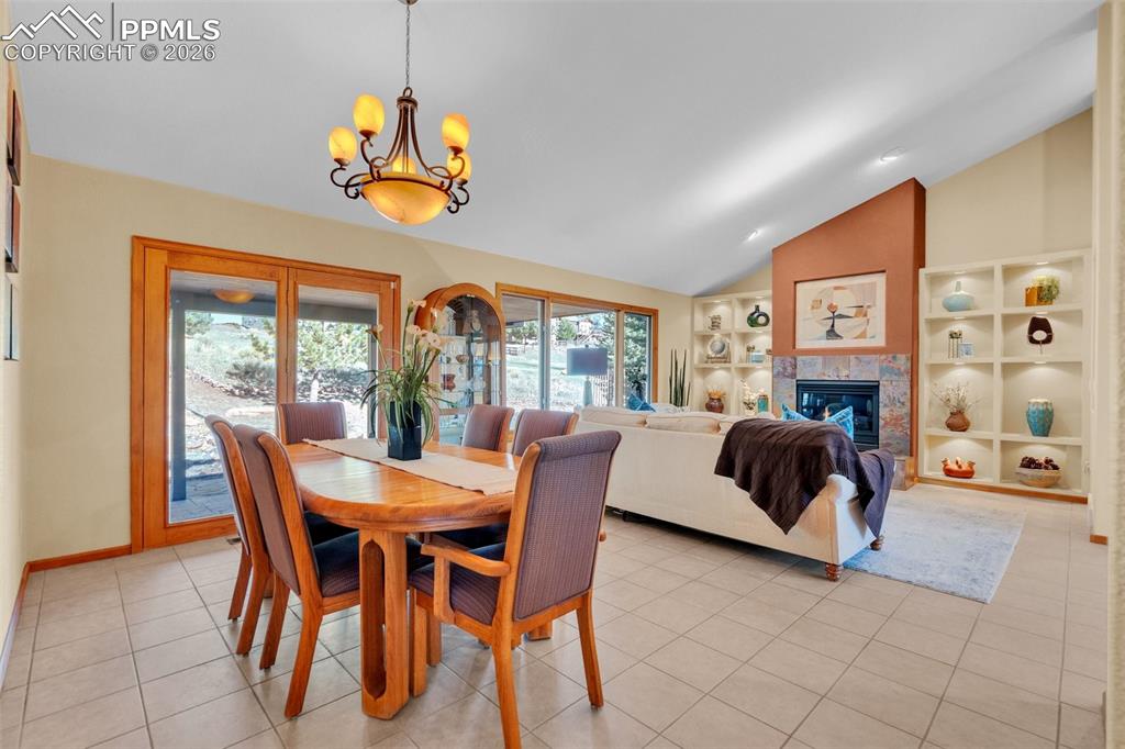 Image 17 of 50: Dining Area