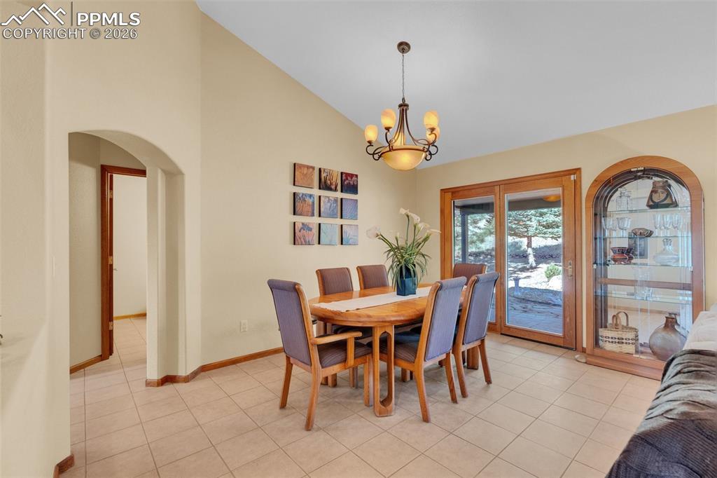 Image 18 of 50: Dining Area