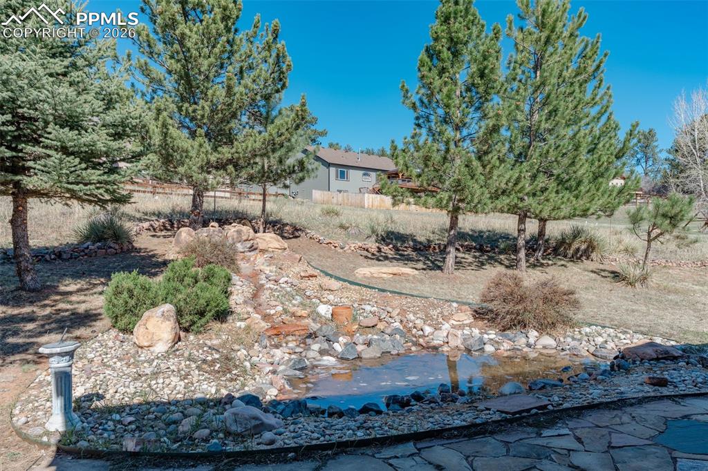 Image 21 of 50: Yard