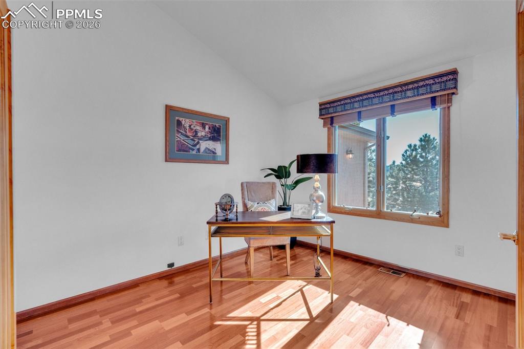 Image 25 of 50: Office