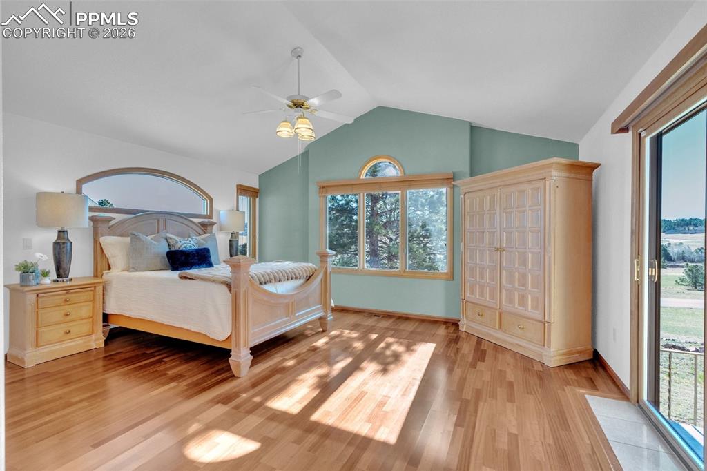 Image 26 of 50: Bedroom