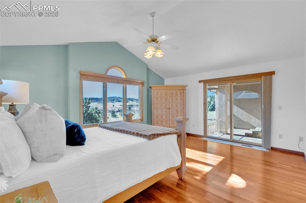 Image 27 of 50: Bedroom