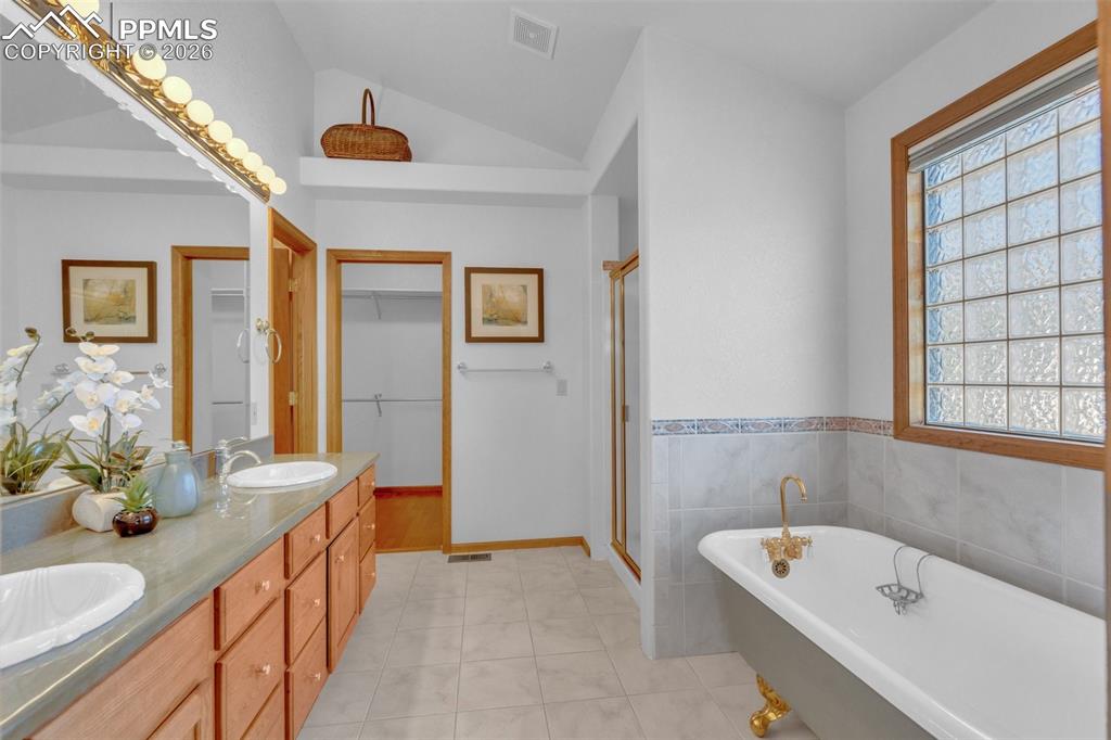 Image 28 of 50: Bathroom