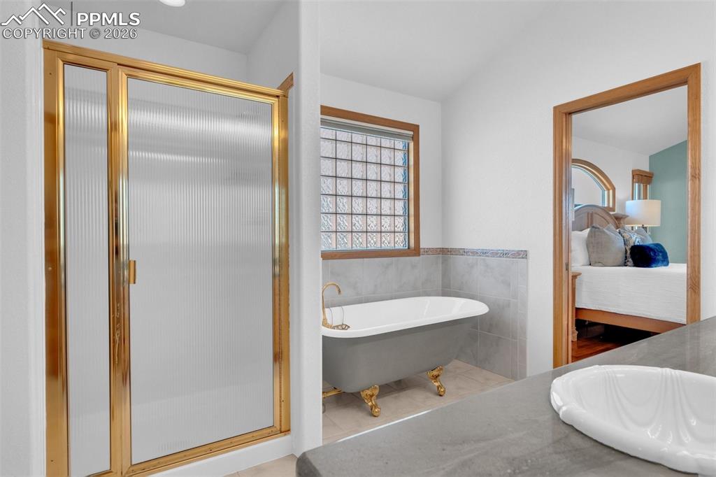 Image 29 of 50: Bathroom