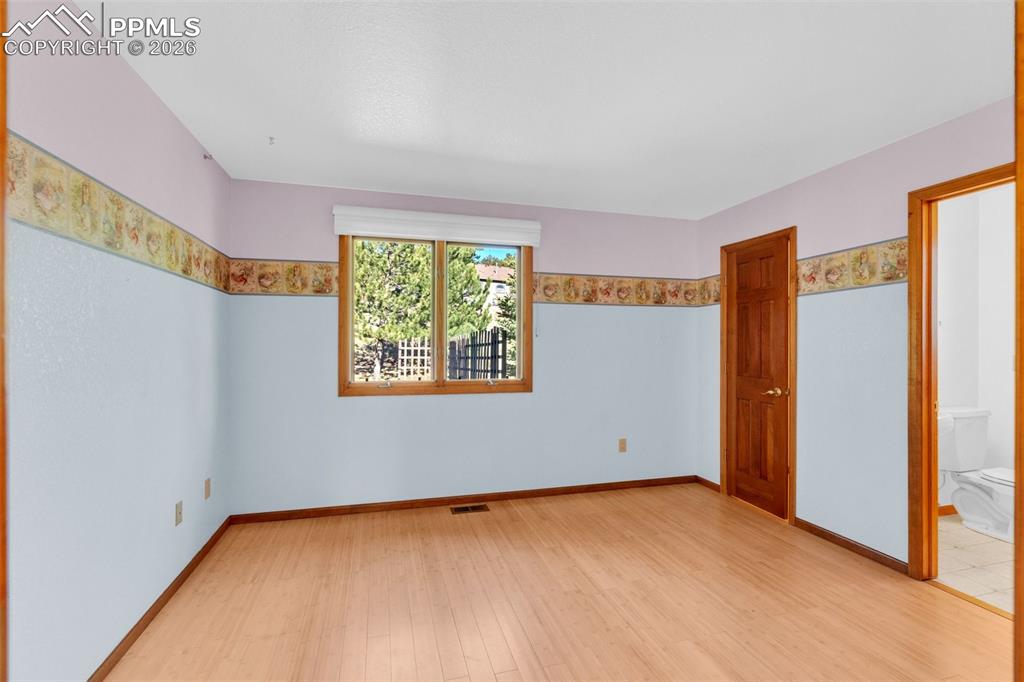 Image 31 of 50: Bedroom