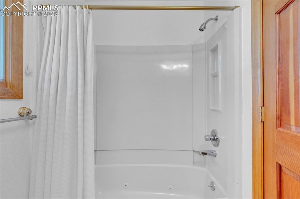 Image 32 of 50: Bathroom