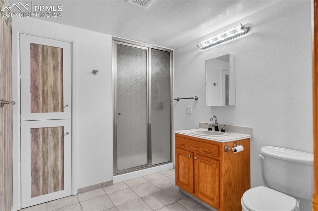 Image 37 of 50: Bathroom