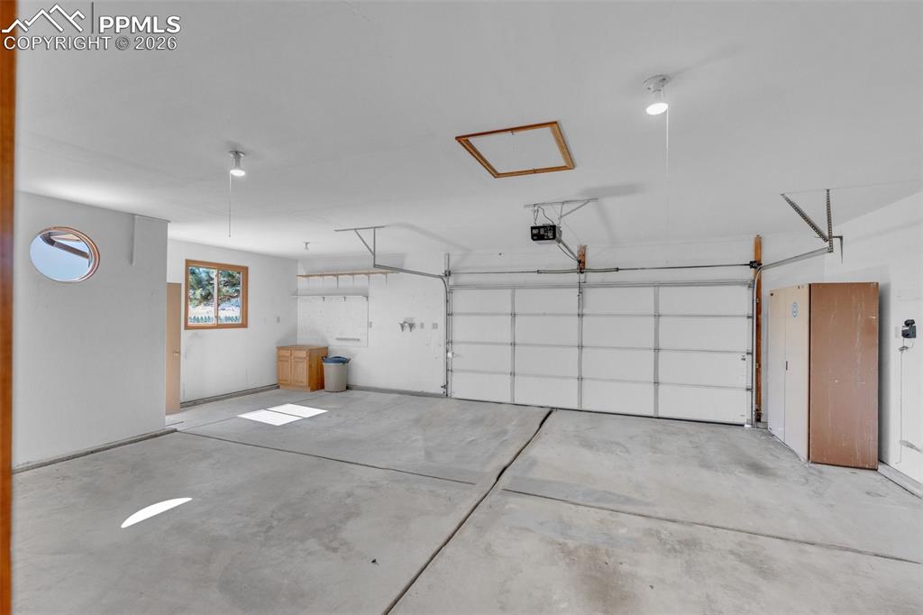 Image 41 of 50: Garage