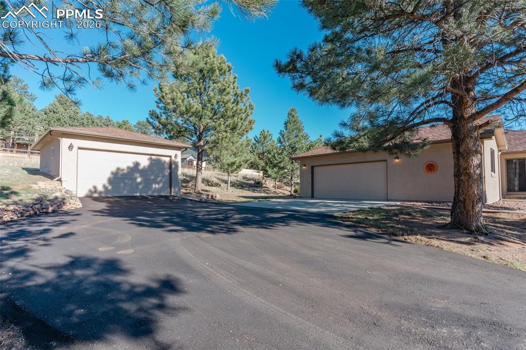 Image 43 of 50: Garage