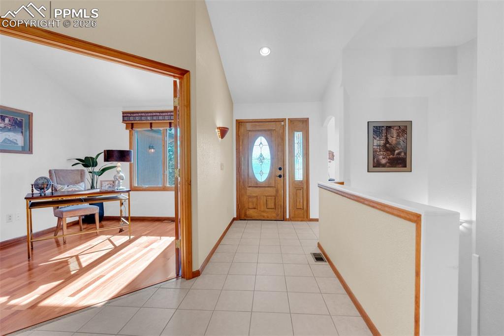 Image 7 of 50: Entry