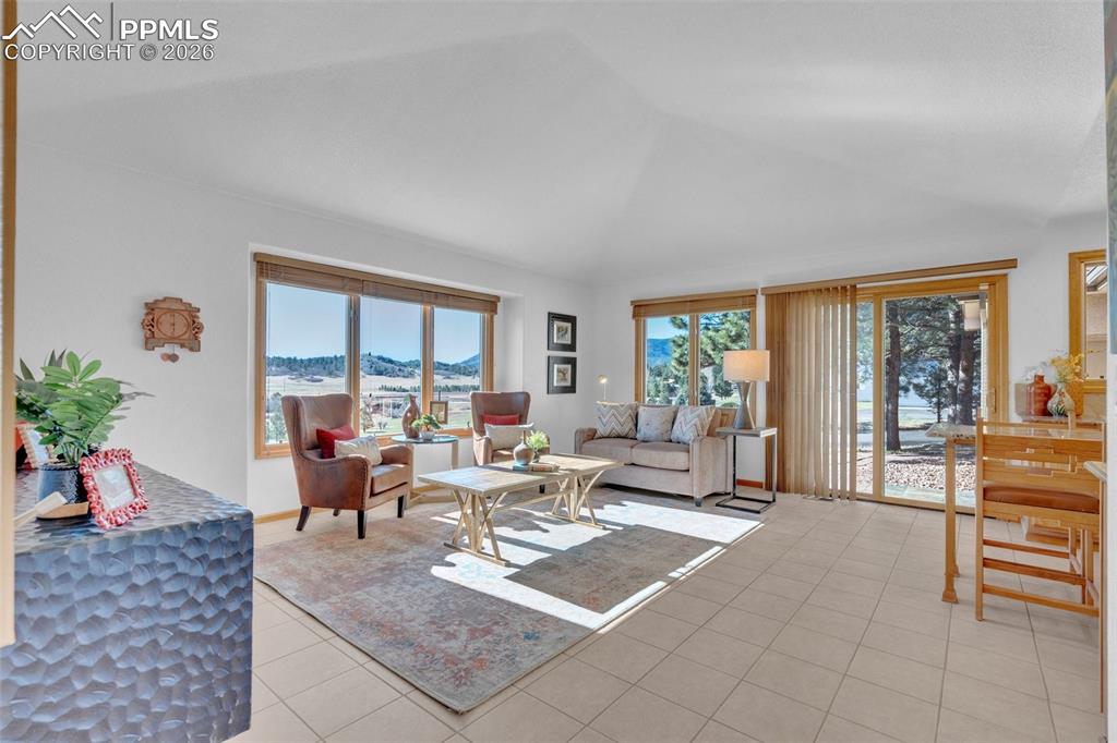 Image 8 of 50: Living Room